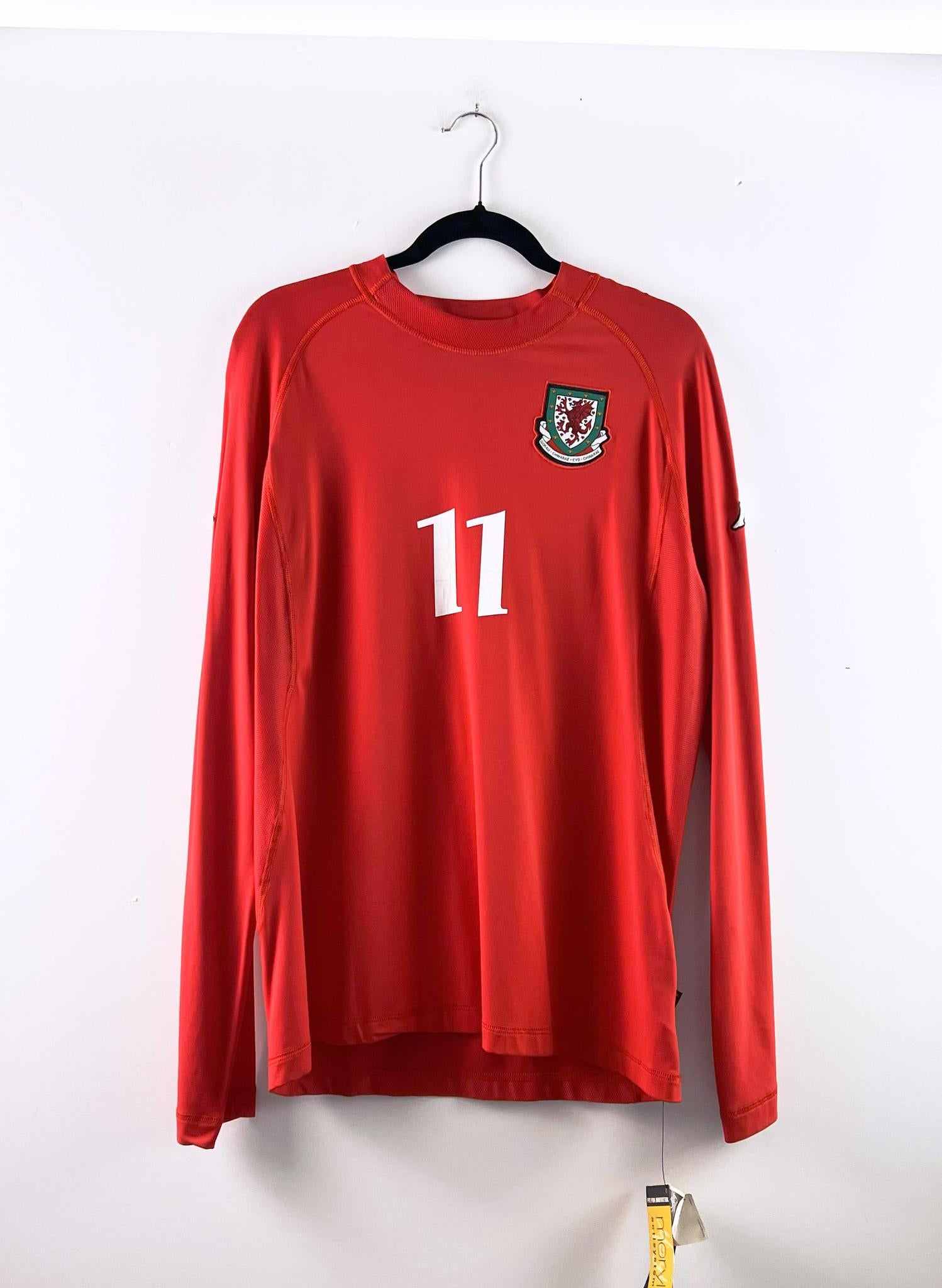 '04-05 Wales National Football Team Home Kit - 'Giggs #11'